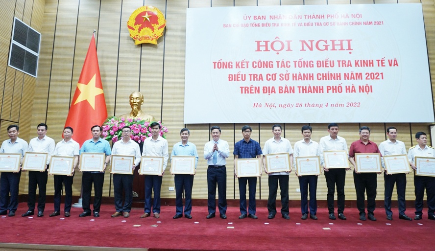 Chủ tịch UBND TP Hà Nội khen thưởng 15 tập thể và 34 cá nhân có thành tích xuất sắc trong thực...
