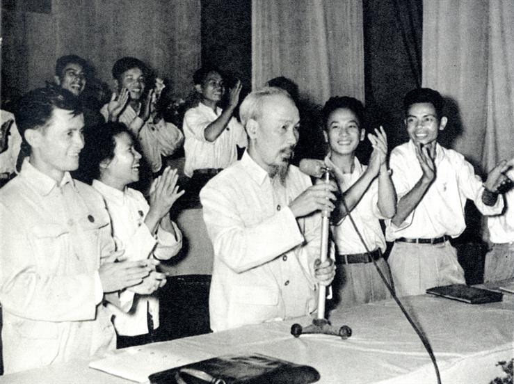 Vận dụng tư tưởng Hồ Chí Minh vào đấu tranh phòng, chống bệnh giáo điều lý luận của cán bộ, đảng...