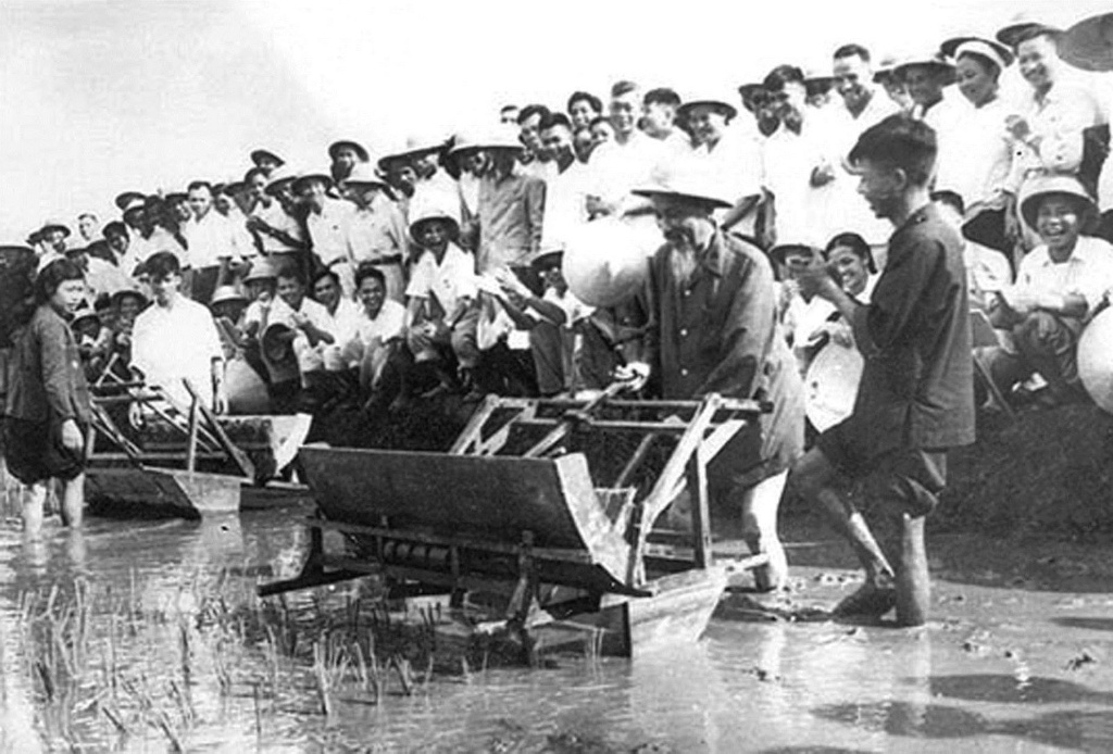 Học tập tấm gương Hồ Chí Minh để xây dựng phong cách nêu gương cho đội ngũ cán bộ ở Học viện...