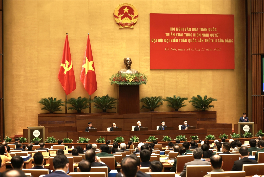 Vận dụng quan điểm của Chủ tịch Hồ Chí Minh về xây dựng con người Việt Nam phát triển toàn diện...