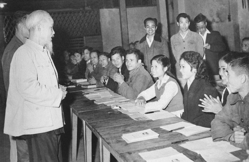 Học tập phong cách lý luận gắn với thực tiễn của Chủ tịch Hồ Chí Minh trong hoạt động giảng dạy...