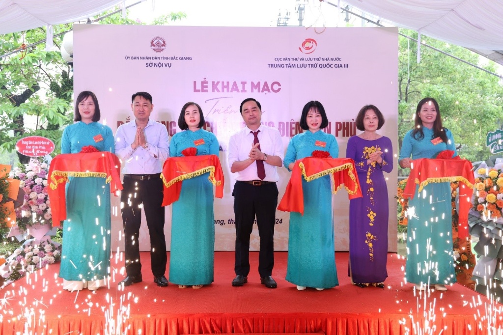 Khai mạc triển lãm “Bắc Giang với chiến thắng Điện Biên Phủ qua tài liệu lưu trữ”