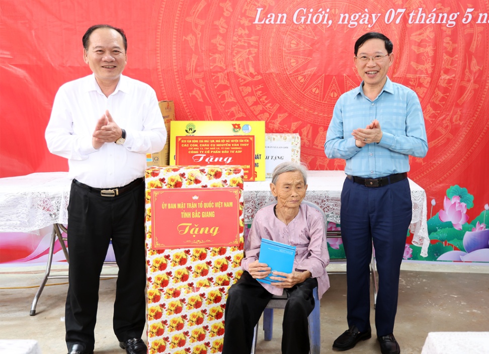 Chủ tịch UBND tỉnh Lê Ánh Dương dự lễ khánh thành và trao nhà đại đoàn kết tại huyện Tân Yên|https://snv.bacgiang.gov.vn/web/guest/chi-tiet-tin-tuc/-/asset_publisher/St1DaeZNsp94/content/chu-tich-ubnd-tinh-le-anh-duong-du-le-khanh-thanh-va-trao-nha-ai-oan-ket-tai-huyen-tan-yen