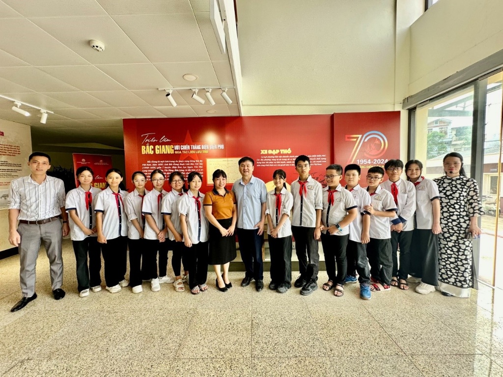 Đón học sinh trường THCS Lê Quý Đôn Bắc Giang tới tham quan triển lãm