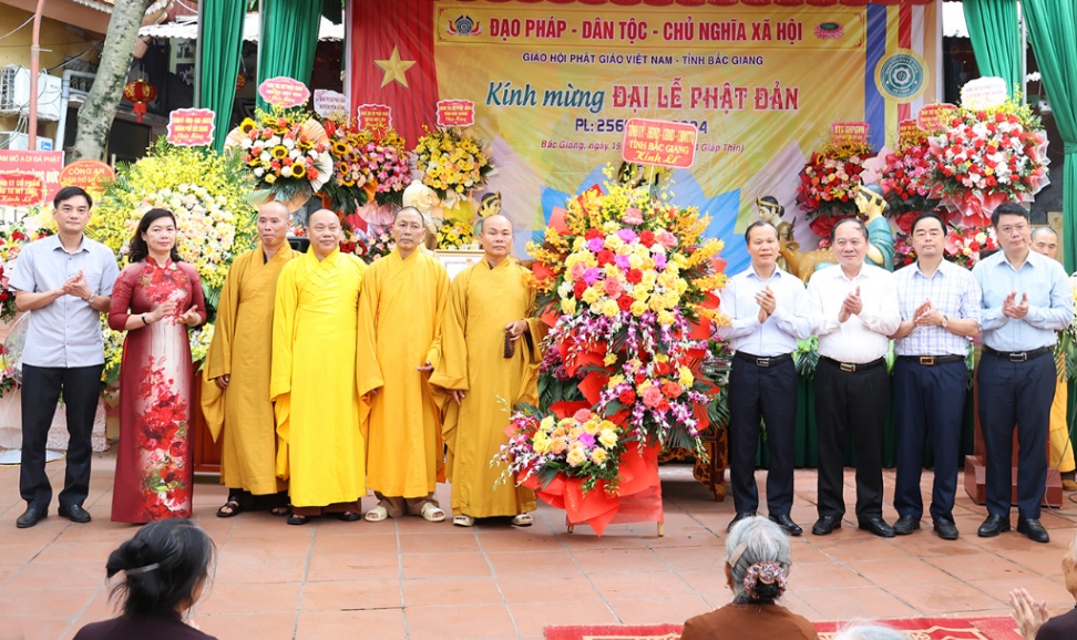 Phó Chủ tịch Thường trực UBND tỉnh Mai Sơn chúc mừng Đại lễ Phật đản Phật lịch 2568 - Dương lịch năm 2024|https://snv.bacgiang.gov.vn/web/guest/chi-tiet-tin-tuc/-/asset_publisher/St1DaeZNsp94/content/pho-chu-tich-thuong-truc-ubnd-tinh-mai-son-chuc-mung-ai-le-phat-an-phat-lich-2568-duong-lich-nam-2024