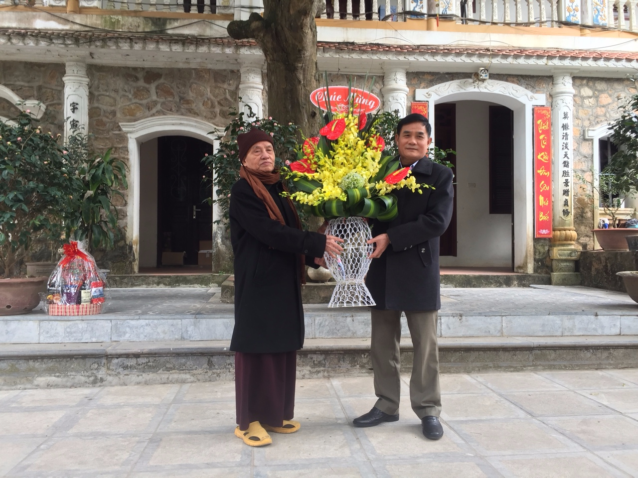 Thăm, tặng quà chức sắc đạo Phật, đạo Công giáo  trên địa bàn tỉnh Bắc Giang nhân dịp Tết Nguyên đán năm 2018